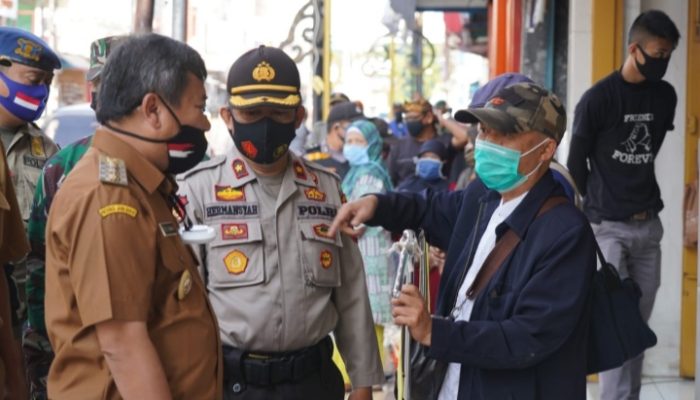 Petugas Gabungan Gelar Razia Wajib Pakai Masker di Titik Keramaian Garut