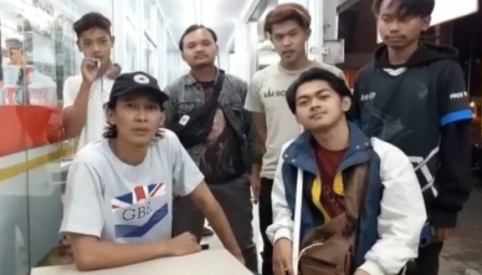 Ade Londok Belum Klarifikasi Soal Acungan Jari Tengah, Warga Cisewu Lakukan Ini
