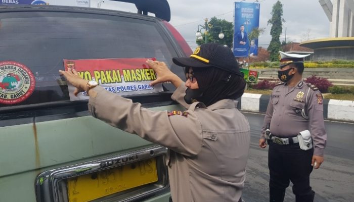 Satlantas Polres Garut Pasang Stiker “Ayo Pakai Masker” pada Kendaraan Roda Empat