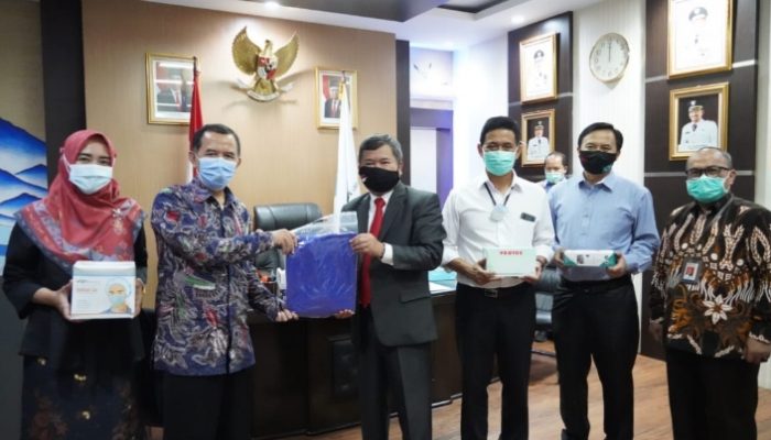 Pemkab Garut Terima Bantuan 200 APD Tenaga Kesehatan dari OJK