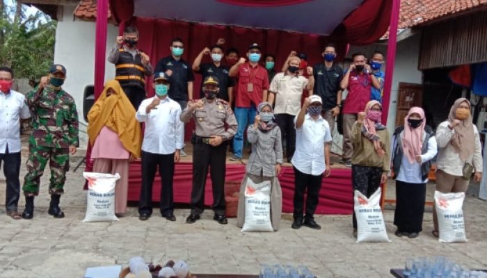 Dinsos dan Bulog Garut Serahkan Bantuan Beras untuk KPM PKH di Pameungpeuk