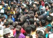 Unjukrasa Buruh dan Mahasiswa di Depan Gedung DPRD Garut Diwarnai Kericuhan