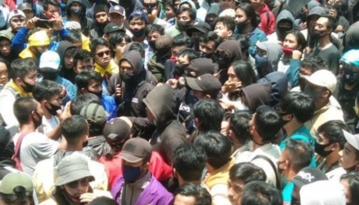 Unjukrasa Buruh dan Mahasiswa di Depan Gedung DPRD Garut Diwarnai Kericuhan