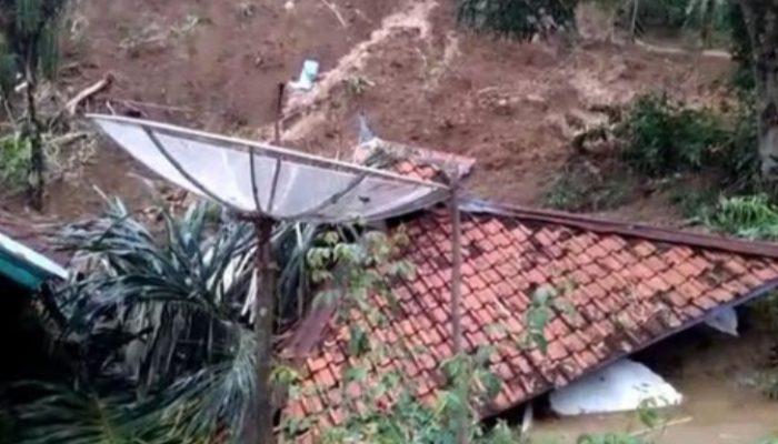 Longsor di Cisompet Timbun Tujuh Bangunan Rumah dan Tempat Ibadah