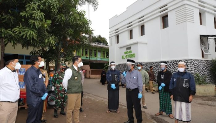 Gubernur dan Wagub Jabar Lakukan Pengetesan Corona di Pesantren Cipari Garut
