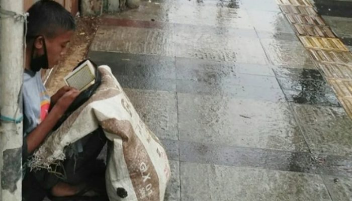 Cerita Pemulung Asal Garut yang Fotonya Sedang Membaca Alqur’an Viral di Medsos