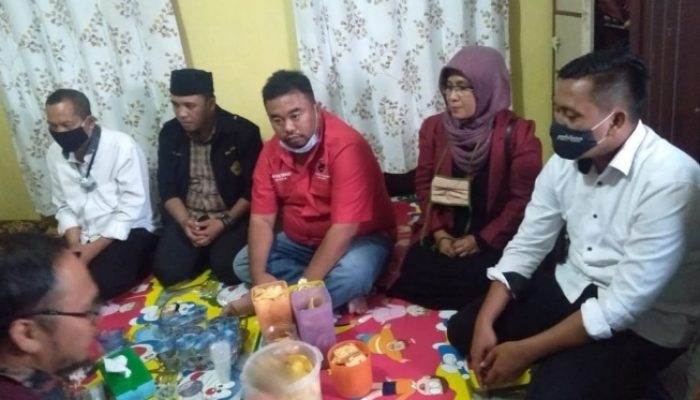 Guru Honorer Wafat, Kadisdik dan Anggota Fraksi PDIP Garut Bertakziah
