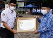 Tiga Bendahara Desa di Garut Dapat Penghargaan Pembayar Pajak Terbaik