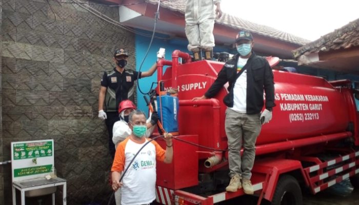 Pemerintah Desa Banjarwangi Lakukan Penyemprotan Disinpektan di Daerahnya