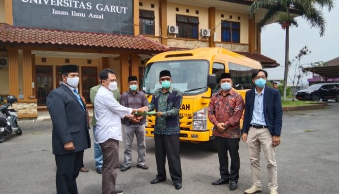 Wakil Ketua Komisi V DPR RI Beri Bantuan Bus Sekolah kepada Uniga