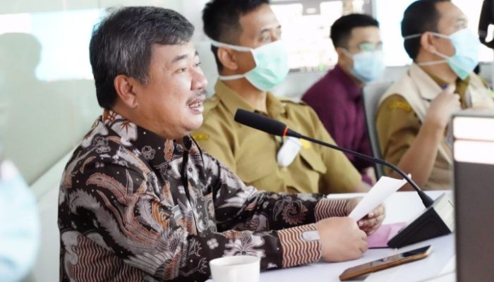 Atasi Covid-19, Bupati Bersama Camat dan Kepala Puskesmas di Garut Laksanakan Rapat Daring