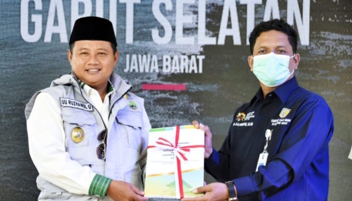 Wagub Jabar Serahkan Dokumen CDPOB Garut Selatan ke Kemendagri