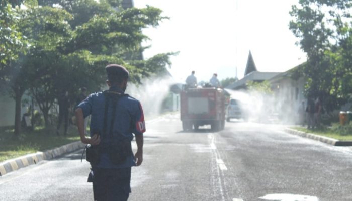 Tekan Penyebaran Covid-19, Pabrik Sepatu Changshin Disemprot Disinfektan