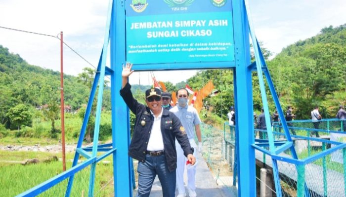 Wagub Jabar Uu Ruzhanul Resmikan Jembatan Simpay Asih Cikaso Garut