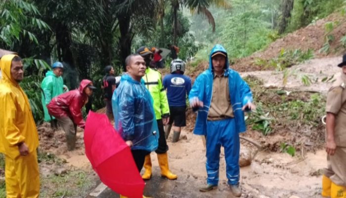 Diguyur Hujan, Jembatan di Pamulihan Nyaris Putus dan Jalan Tertimbun Longsor