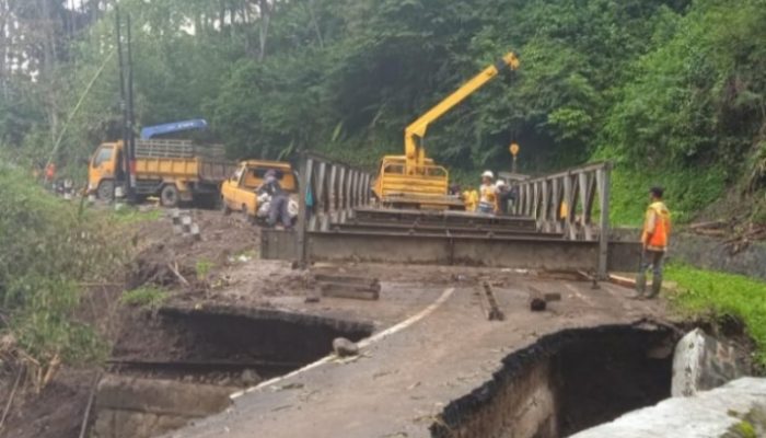 Jembatan Rusak Akibat Longsor di Talegong Garut Sudah Diperbaiki