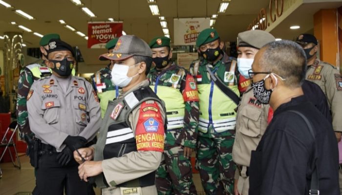 Petugas Razia Penegakan Prokes di 11 Titik Pusat Keramaian Garut