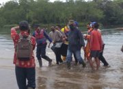 Disdamkar Evakuasi Korban Hanyut di Pantai Cijeruk Garut Selatan