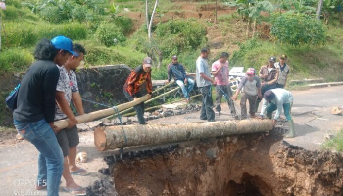 Gunakan Batang Pohon Kelapa, Jembatan Ambruk di Pamulihan Diperbaiki