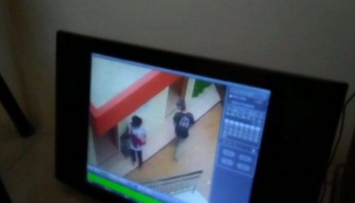 Dua Remaja Curi Uang Kotak Amal Masjid di Jalan Raya Tasik-Garut Terekam CCTV
