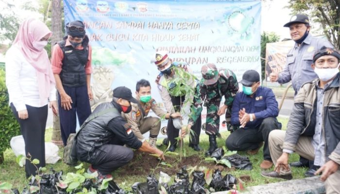Wujud Cinta Lingkungan, Massa “Garut Bersatu” Bagikan Tanaman di Simpang Lima