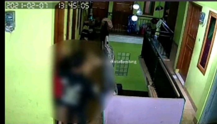 Aksi Pria Pukul Wanita di Kamar Indekos Terekam CCTV