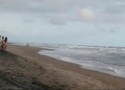 Petugas Masih Mencari Mahasiswa Terseret Ombak di Pantai Cikaso