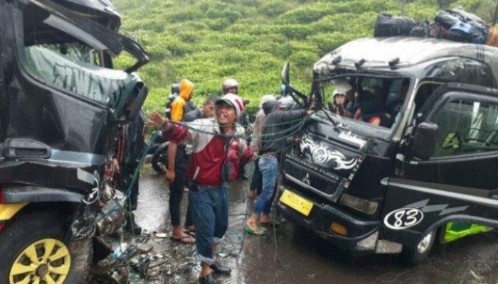 Dua Mobil Elf Jurusan Garut – Bungbulang Bertabrakan, Sopir Terjepit