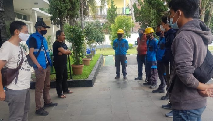 PLN UP3 Garut Kirim Relawan untuk Pulihkan Listrik Akibat Banjir Karawang