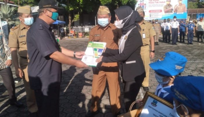 Baznas Garut Serahkan Bantuan kepada Siswa Berprestasi