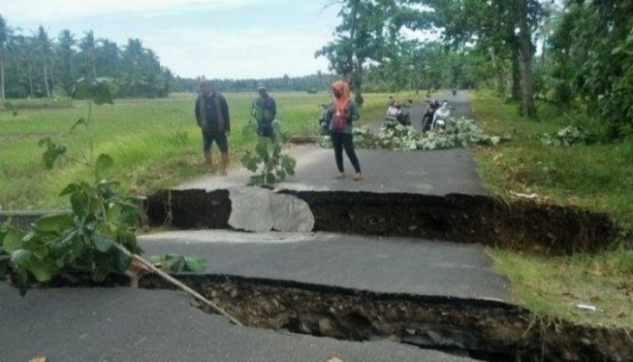 Saluran Irigasi Sebabkan Jalan Menuju Pantai Sayangheulang Amblas