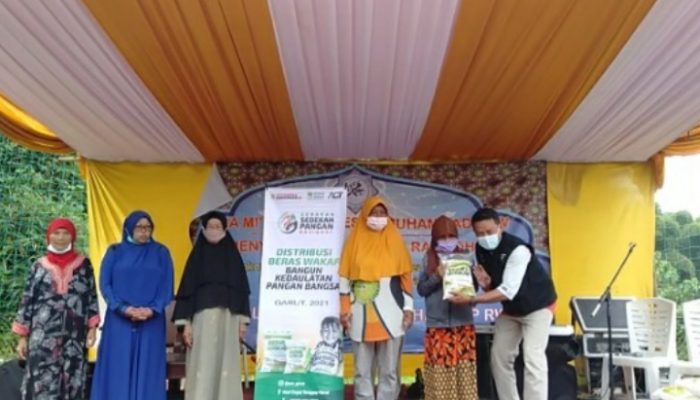 MRI-ACT Garut Distribusikan Beras Wakaf kepada Warga Dayeuhhandap