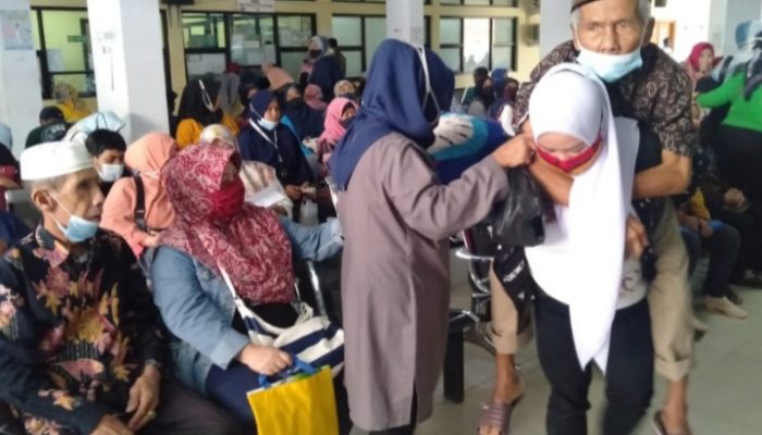 Tak Ada Kursi Roda, Pasien Poli Jantung RSUD dr Slamet Terpaksa Digendong