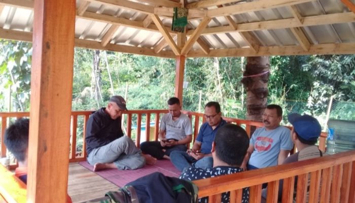 Serap Aspirasi Warga, Balon Kades Cisewu Bangun Saung Rempug