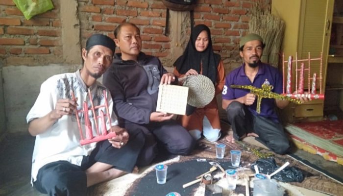 Warga Desa Sukamerang Membuat Perkakas Rumah Tangga untuk Pulihkan Ekonomi