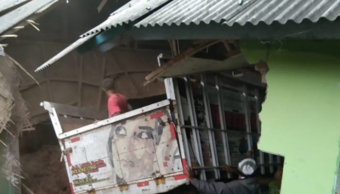 Truk Bermuatan Batu Bata Tabrak Madrasah di Garut, Dua Orang Meninggal