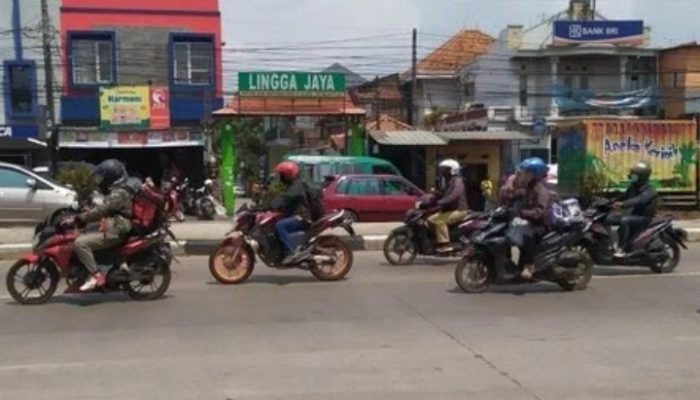 Dengan Membawa Rangsel, Pemudik Sepeda Motor Tampak Mengalir ke Garut