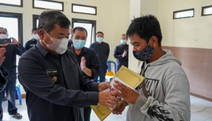 Bupati Garut Beri Bansos kepada Penyintas Bencana Banjir dan Longsor di Garut Selatan