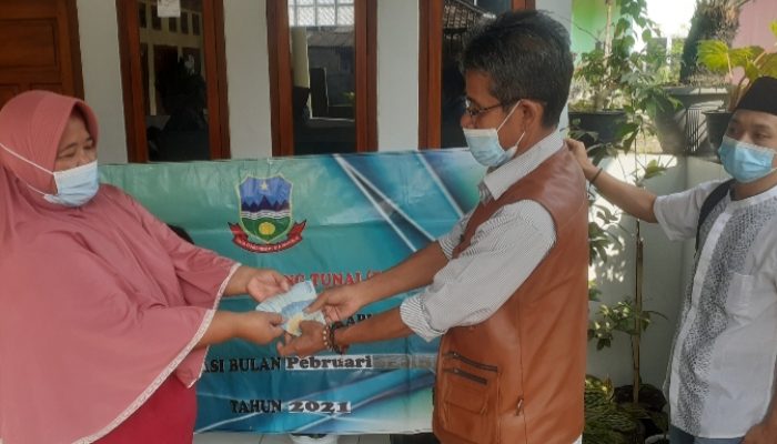 Hindari Kerumunan, Kades Cisewu Bagikan BLT Rp300 Ribu dari Pintu ke Pintu