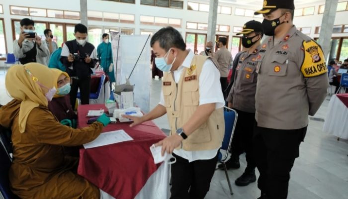 Sambut HUT Bhayangkara ke-75, Belasan Ribu Warga Garut Divaksin di 33 Polsek