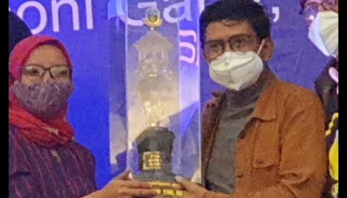 Penyanyi Asal Tasikmalaya Raih Tropy Bupati Garut dalam Lomba Nyanyi Pop Religi