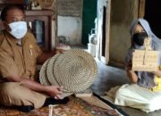 Kades Sukamerang Bina Warga yang Miliki Keahlian Bidang Kerajinan