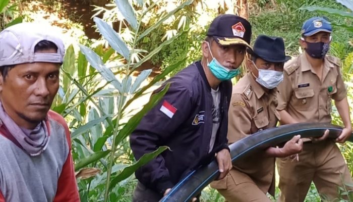 Kades Garumukti Pasang Pipa Saluran Air Sepanjang 2 Kilometer