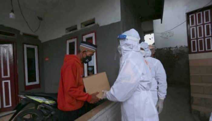 Satgas Covid-19 Garut Bagikan Bantuan untuk Warga Isolasi Mandiri
