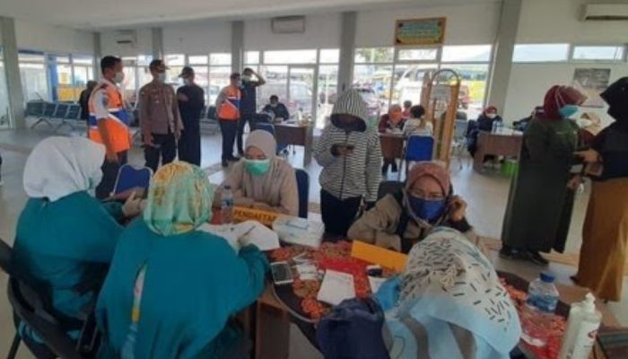 Di Terminal Guntur, Ratusan Warga yang Hendak ke Luar Garut Divaksin Covid-19