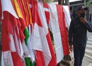 Karena Pandemi, Jualan Pedagang Bendera Asal Garut di Cimahi Sepi