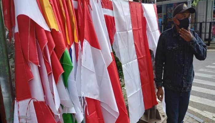 Karena Pandemi, Jualan Pedagang Bendera Asal Garut di Cimahi Sepi