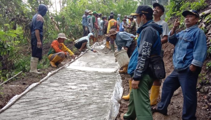 Bantuan Infrastruktur Pedesaan di Cisewu Separuhnya Ditelan Rabat Beton Jalan Desa