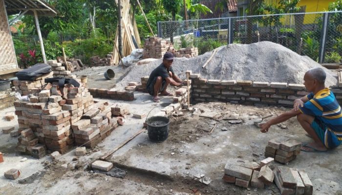 Paguyuban Lembaga Desa Sukamerang Bangun Rutilahu Milik Seorang Warga
