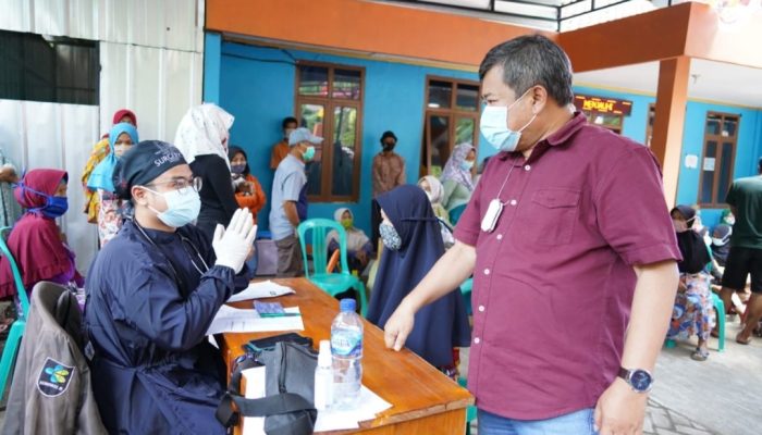 Didampingi Asda dan Kadistan, Bupati Garut Tinjau Pelaksanaan Vaksinasi di Cibalong